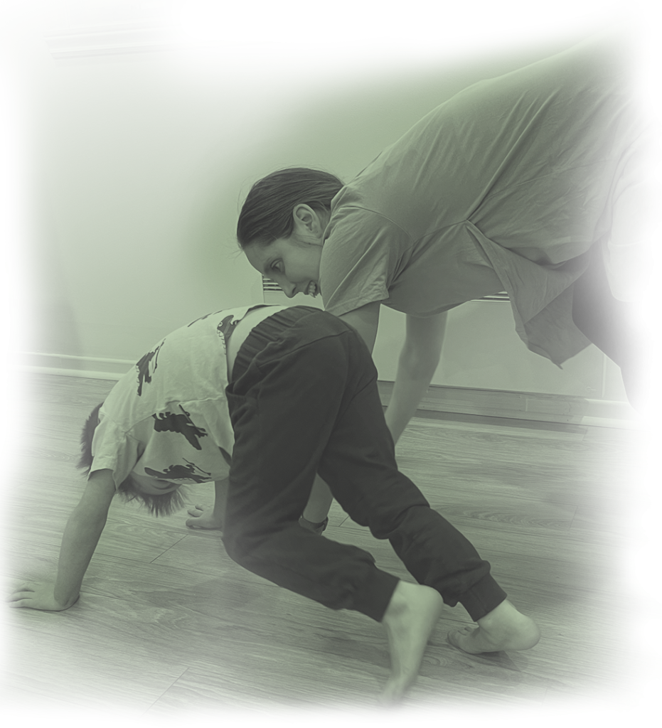 Élise Landry, physiothérapeute pédiatrique, accompagne doucement un enfant lors d'un exercice.